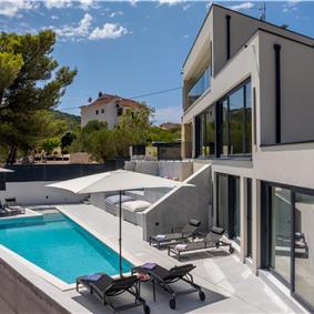 4 bedroom villa with heated pool and sea view in Vinišće, sleeps 8